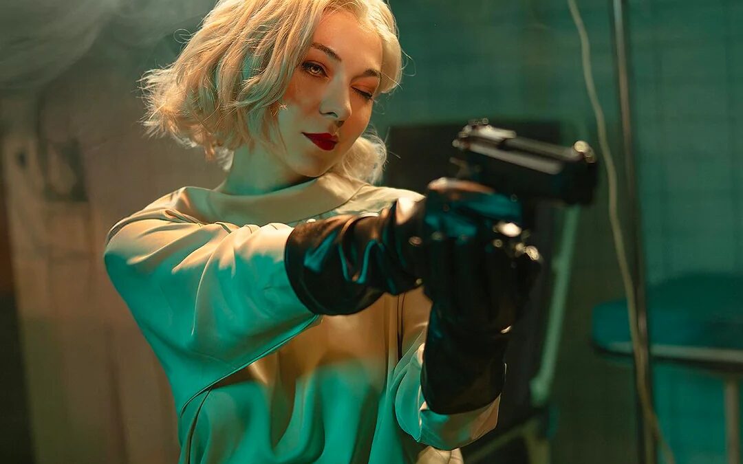 Косплей Грейс Эшкрофт из Resident Evil Requiem Dear Iris в костюме нуар и димитреску