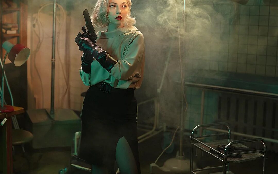 Косплей Грейс Эшкрофт из Resident Evil Requiem в костюмах «Нуар» и «Димитреску» сцена с медицинским освещением и дымом