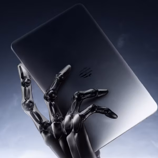 Ручная робо-рука держит планшет RedMagic Gaming Tablet 5 Pro