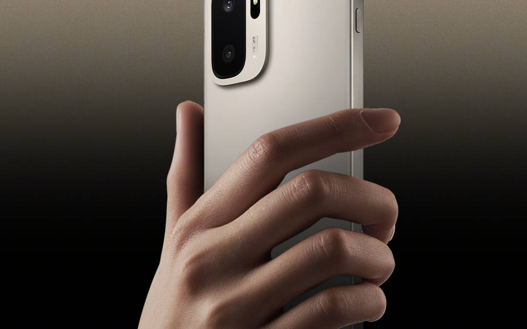 Рука держит серый смартфон OnePlus Ace 6 Ultra