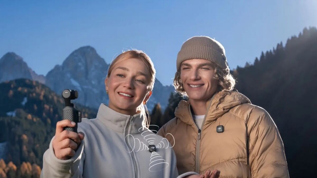 Два человека с новым DJI Osmo Pocket 4 на улице