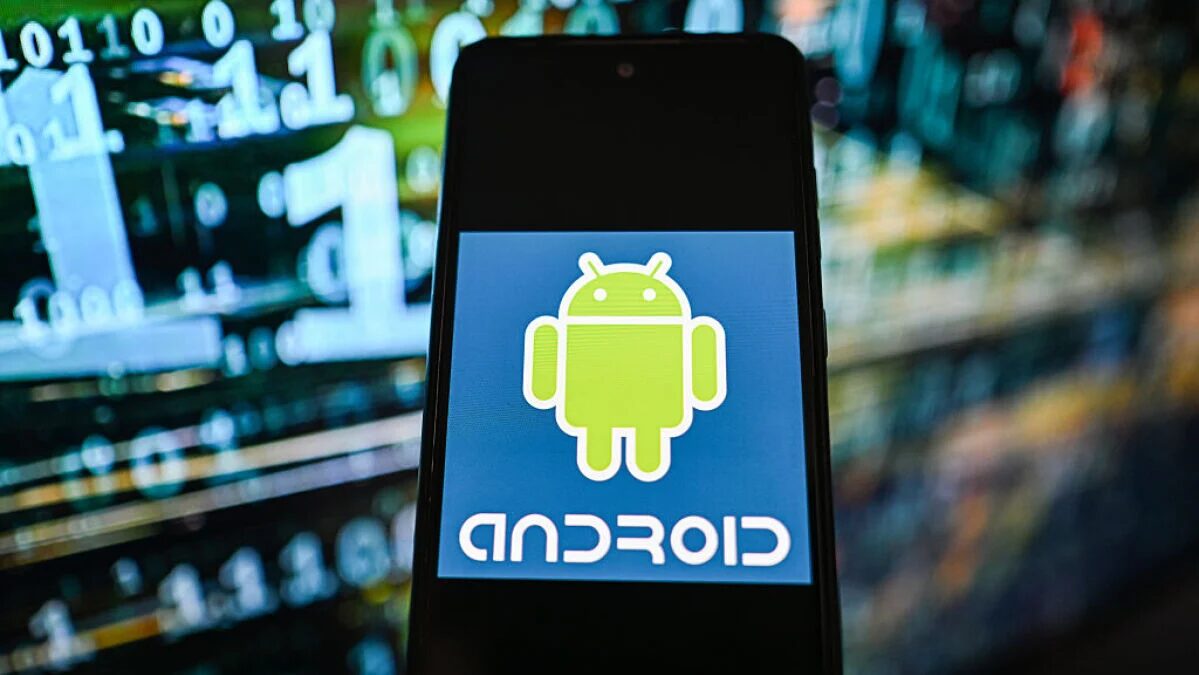 смартфон с логотипом Android и экраном