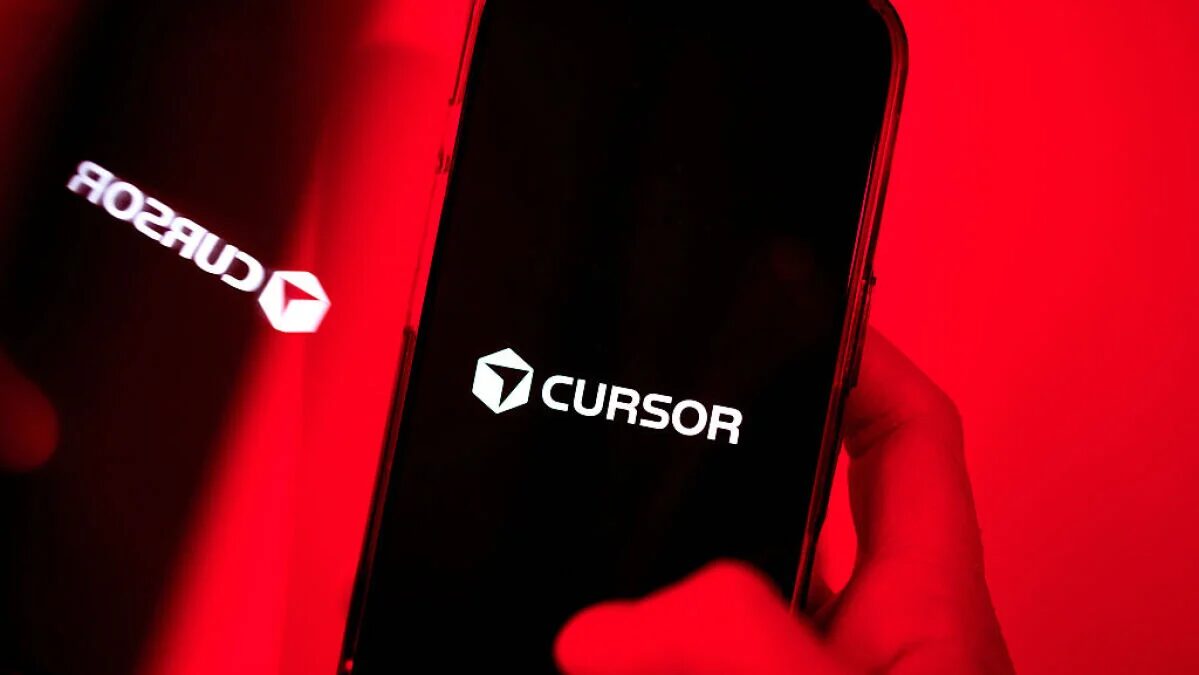 логотип Cursor на черном экране смартфона