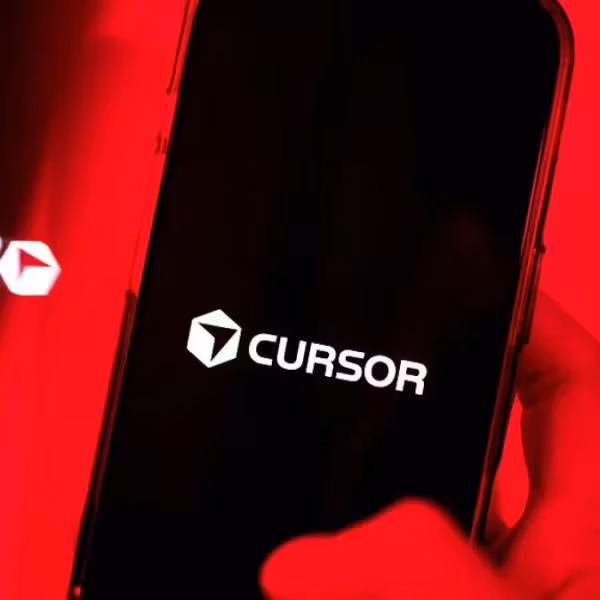 логотип Cursor на черном экране смартфона