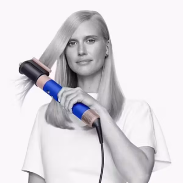Девушка держит фен Dyson Supersonic
