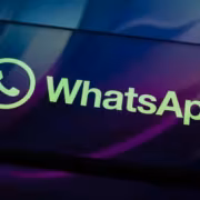 Логотип WhatsApp на смартфоне с тёмным фоном