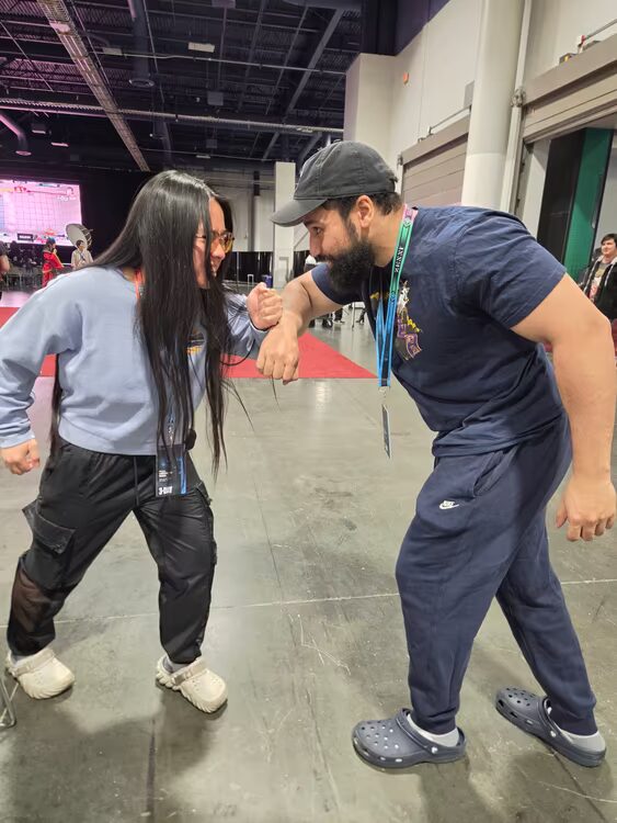 Два человека сражаются в рукопашной Battle Tekken 8