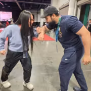 Два человека сражаются в рукопашной Battle Tekken 8