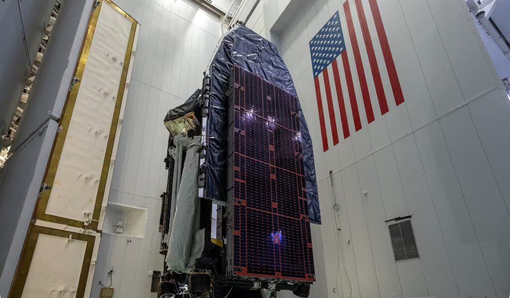 Космический аппарат Falcon Heavy с солнечными батареями Falcon Heavy