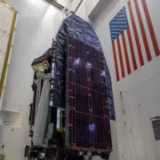 Космический аппарат Falcon Heavy с солнечными батареями Falcon Heavy