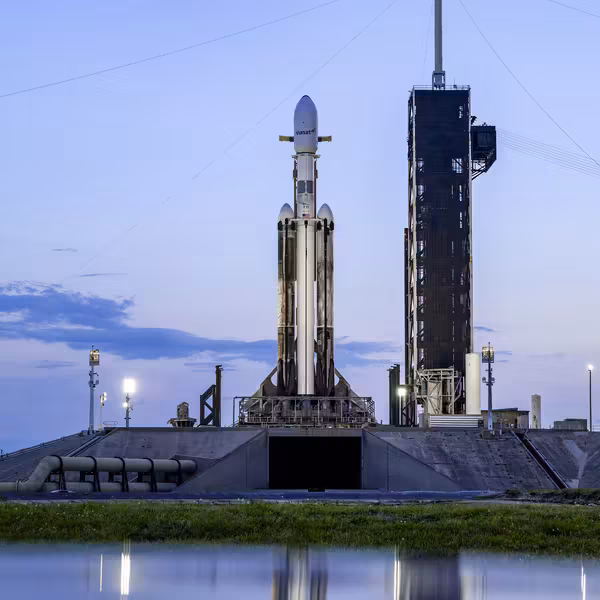 Ракетный запуск на стартовом комплексе