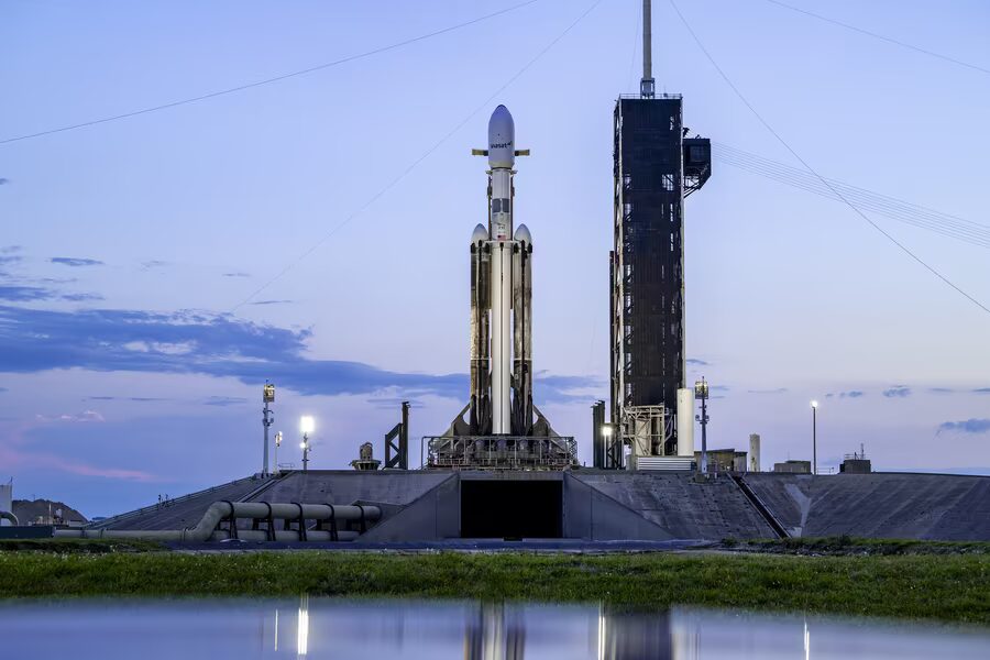 Ракета Falcon Heavy на стартовой площадке SpaceX