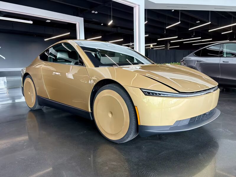 Электромобиль Tesla Cybercab в желтом цвете