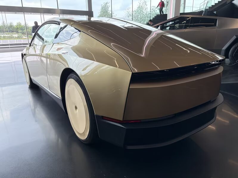 Tesla Cybercab концепт автомобиль showroom