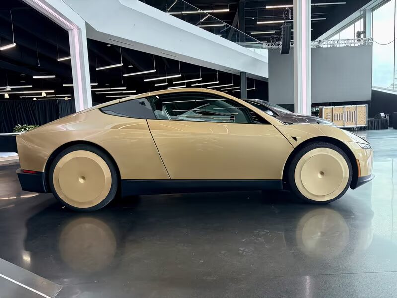 Автомобиль Tesla Cybercab с желтыми колёсами