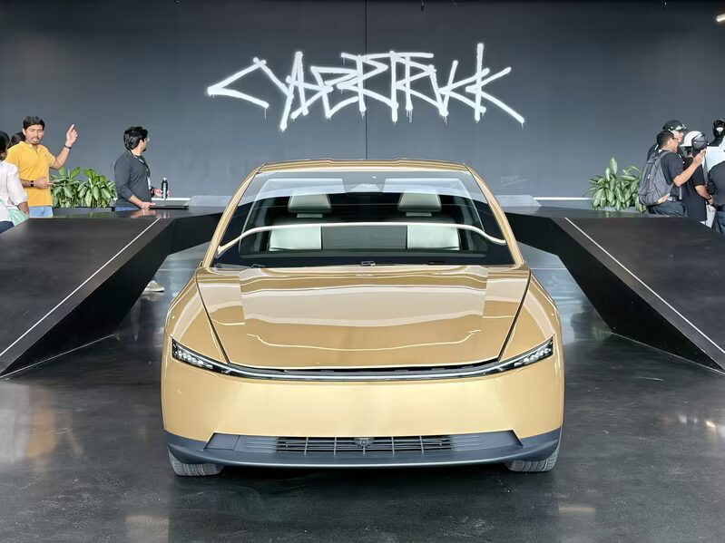 Электромобиль Tesla Cybertruck на выставке