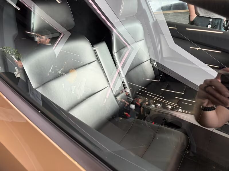 Внутри Tesla Cybercab на прозрачном стекле смотрится пассажирский салон