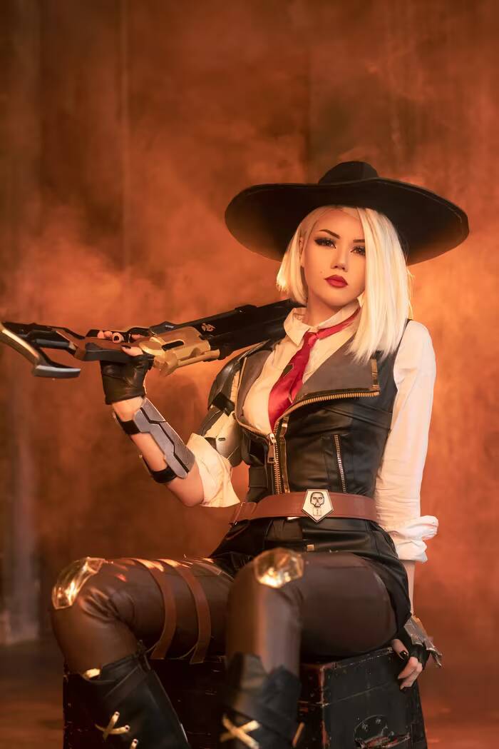 Косплей Эш из Overwatch российская модель 18+ в стиле охотницы с винтовкой