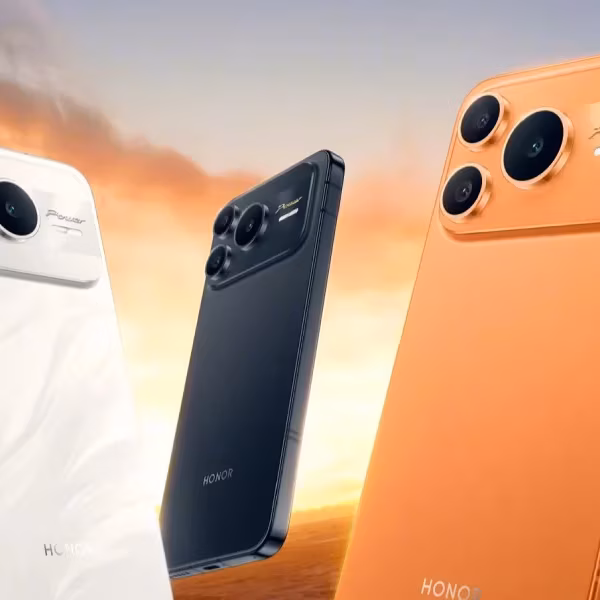 Три смартфона Honor с разными цветами задней крышки