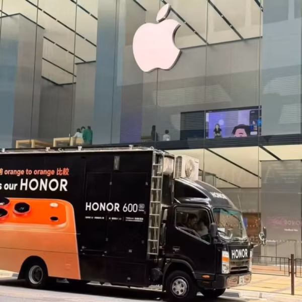 Реклама Honor 600 у Apple Store в Гонконге