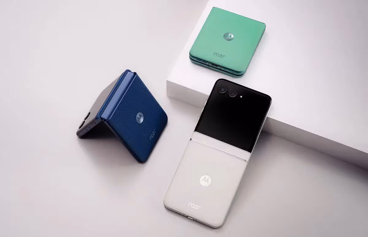 Три складных телефона Motorola Razr 70 и Razr 70 Ultra разных цветов