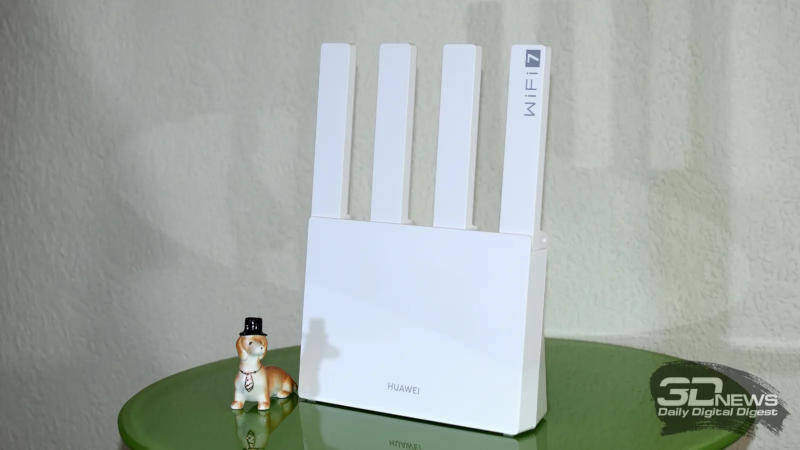 Модель WiFi 7 роутера Huawei и фигурка собаки