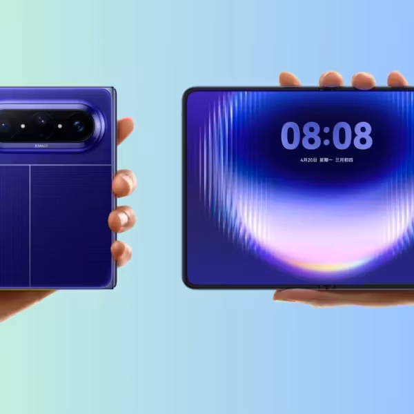 Два смартфона Huawei Pura X Max один в руке другой показывается экраном