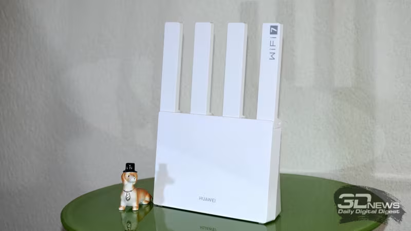 Модель WiFi 7 роутера Huawei и фигурка собаки