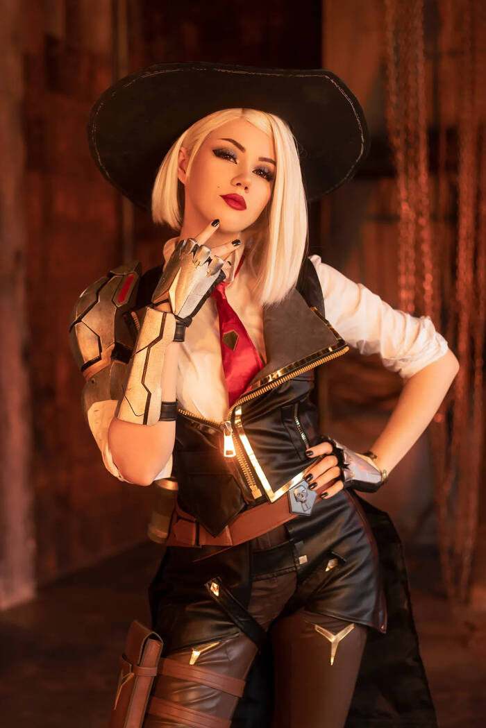 Косплей Эш из Overwatch российской модели демонстрирует стильный образ