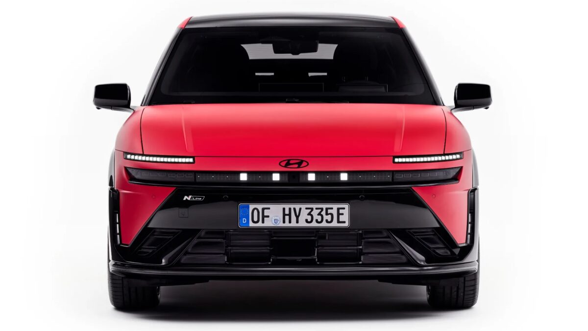 Передняя часть Hyundai Ioniq 3 электромобиль красный черный