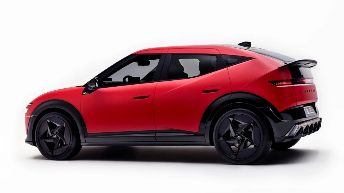 Электромобиль Hyundai Ioniq 3 красного цвета с черными колесами