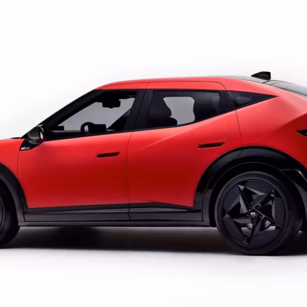 Электромобиль Hyundai Ioniq 3 красного цвета с черными колесами