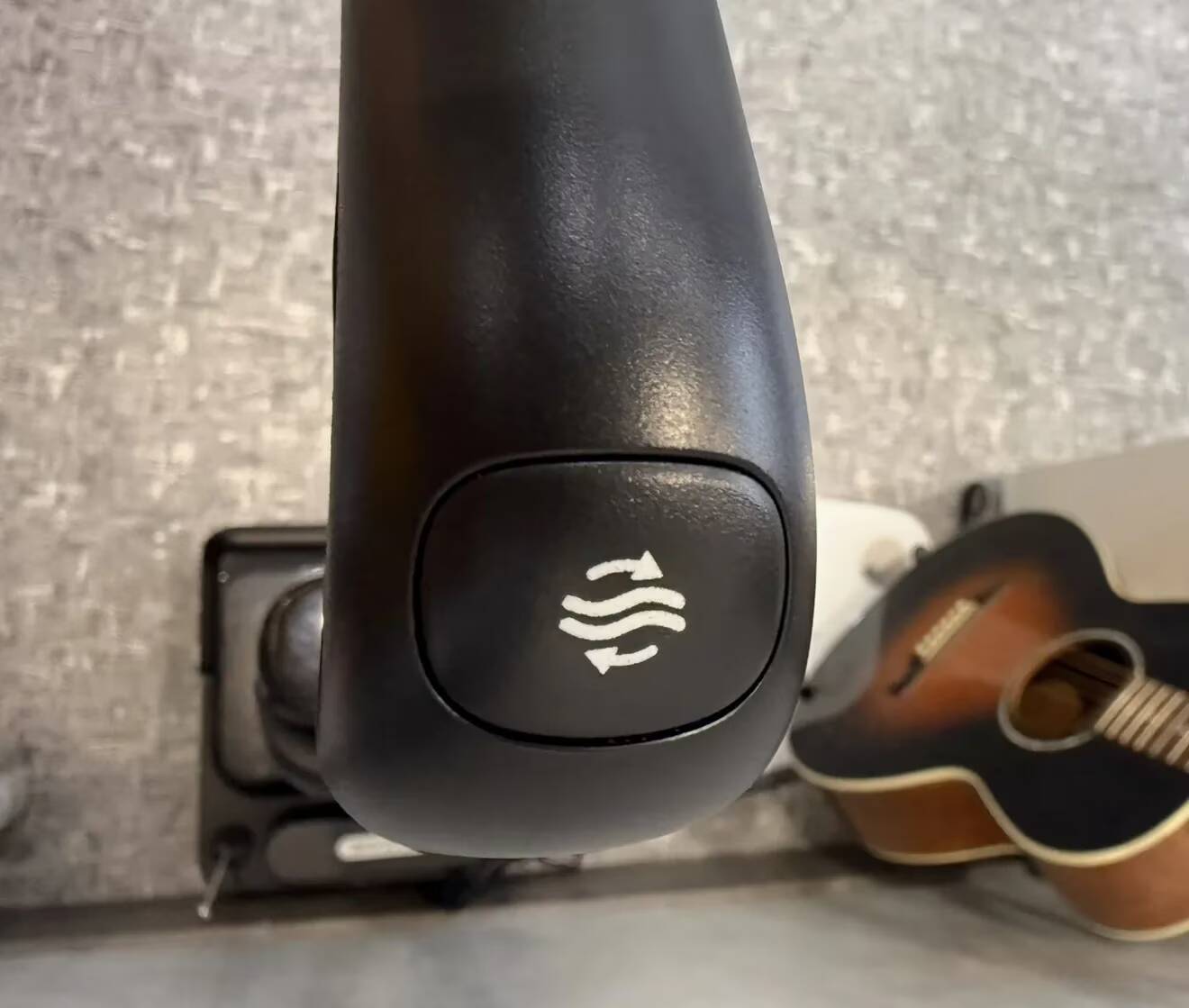 Кнопка на руке пылесоса Dreame G12S Pro