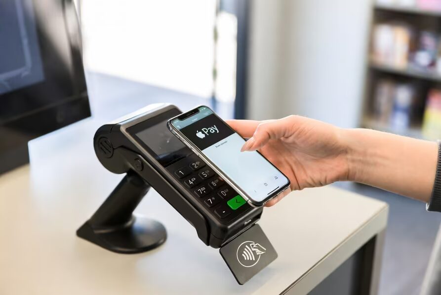 Оплата через смартфон и Apple Pay на терминале