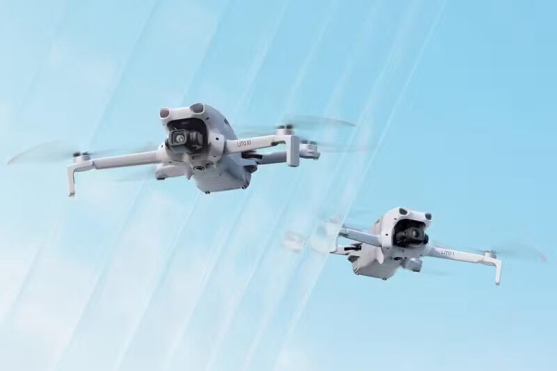 Дроны DJI Air 2S в небе с голубым фоном