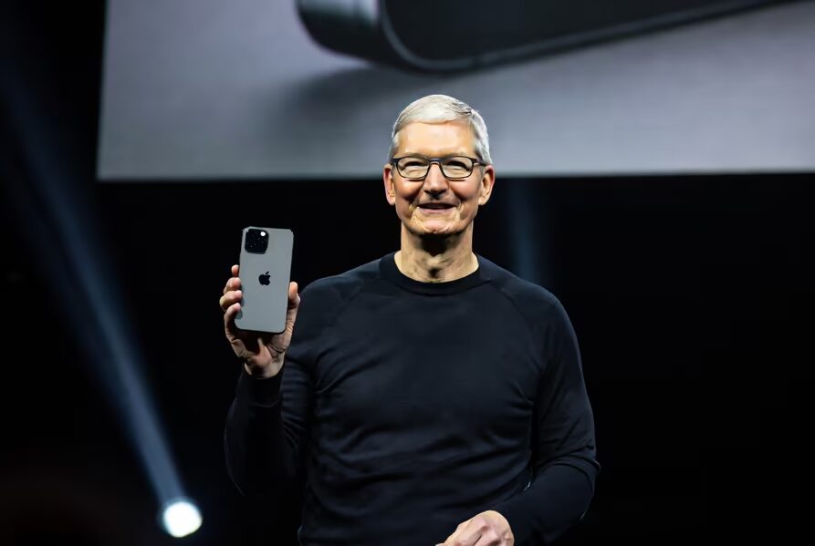 Человек держит iPhone 13 Pro Max на сцене