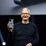 Человек держит iPhone 13 Pro Max на сцене