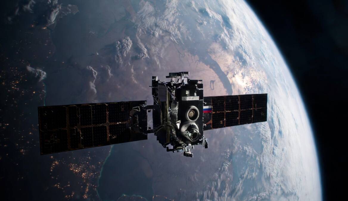 Космический спутник «Киноспутник» в космосе с Землёй