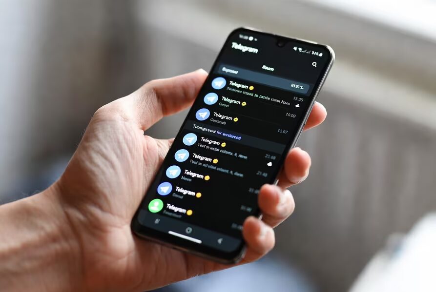 Смартфон Samsung с открытым приложением Telegram на экране