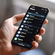 Смартфон Samsung с открытым приложением Telegram на экране
