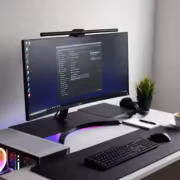 Настольный компьютер с подсветкой и монитором с рабочим столом