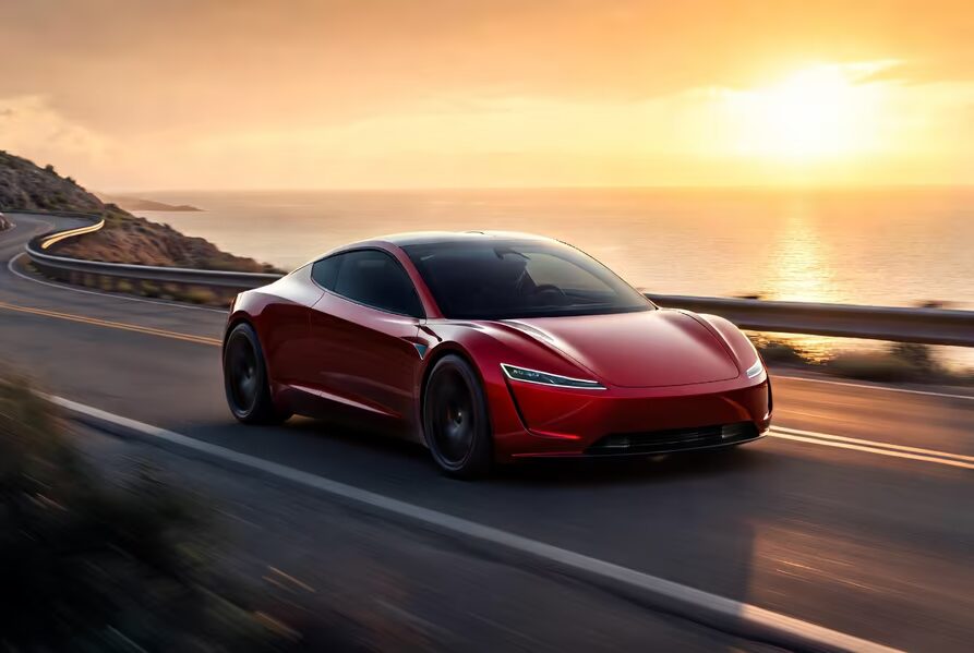красный электромобиль Tesla Roadster движется по дороге без руля универсальный дизайн