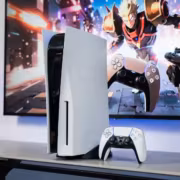 PlayStation 5 на тумбе перед телевизором с игрой