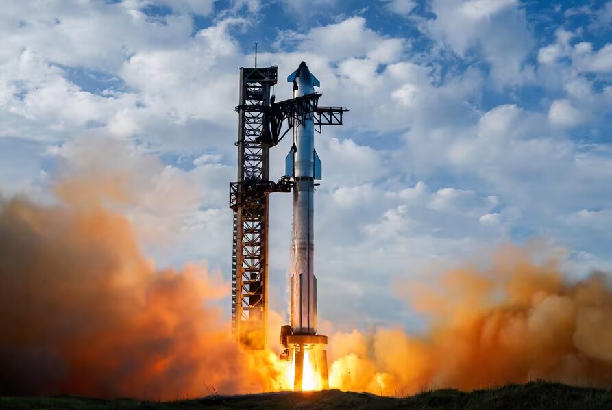 Ракета Starship V3 запускается с полноцветным облаком дыма