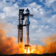 Ракета Starship V3 запускается с полноцветным облаком дыма