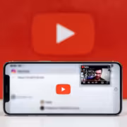 Телефон с включённым режимом картинка в картинке на YouTube