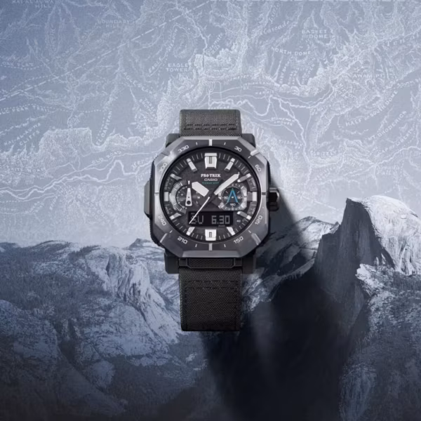 Часы Casio Pro Trek PRW-B1000B-2 на фоне горного пейзажа