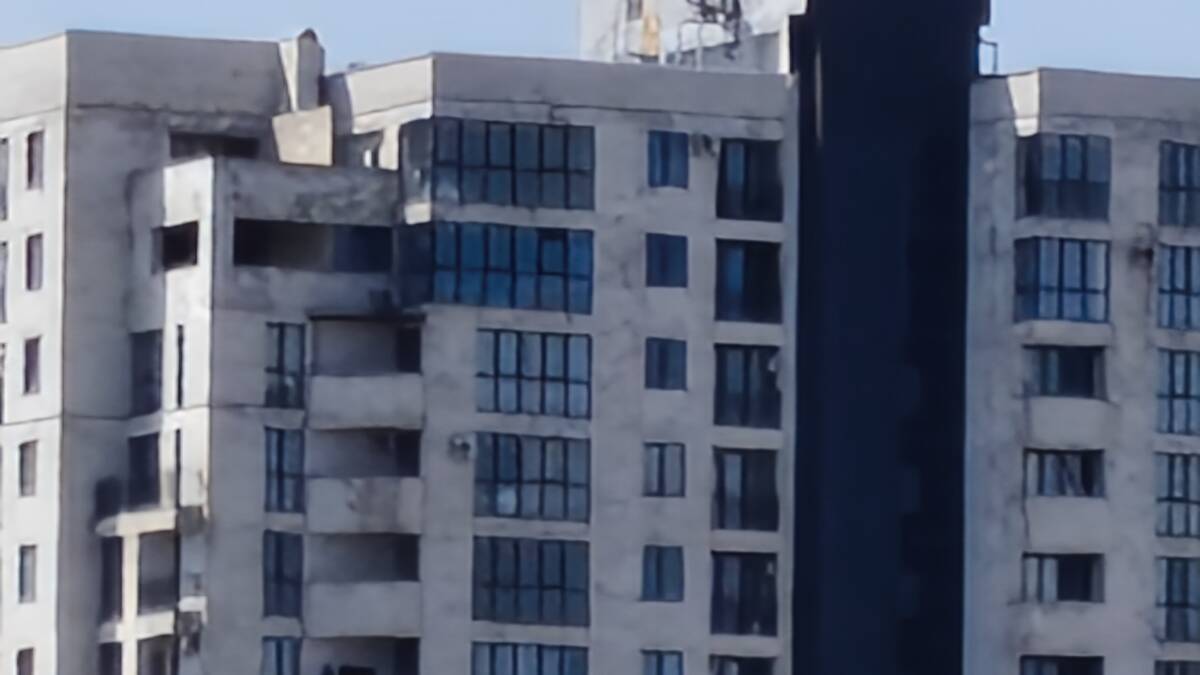 Высотное здание с черной и серой отделкой realme 16 Pro 5G