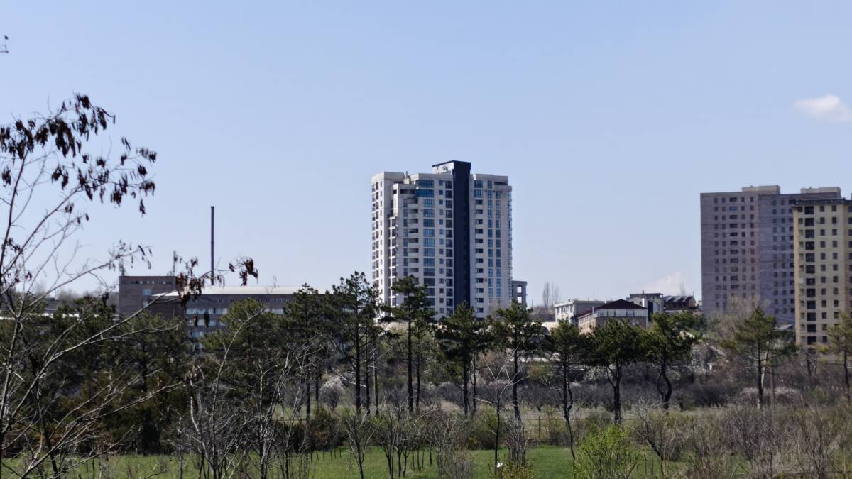 Несколько высотных зданий на городском фоне