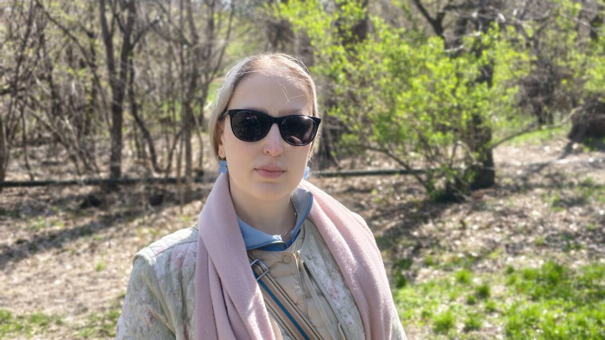 женщина в солнцезащитных очках на улице с деревьями